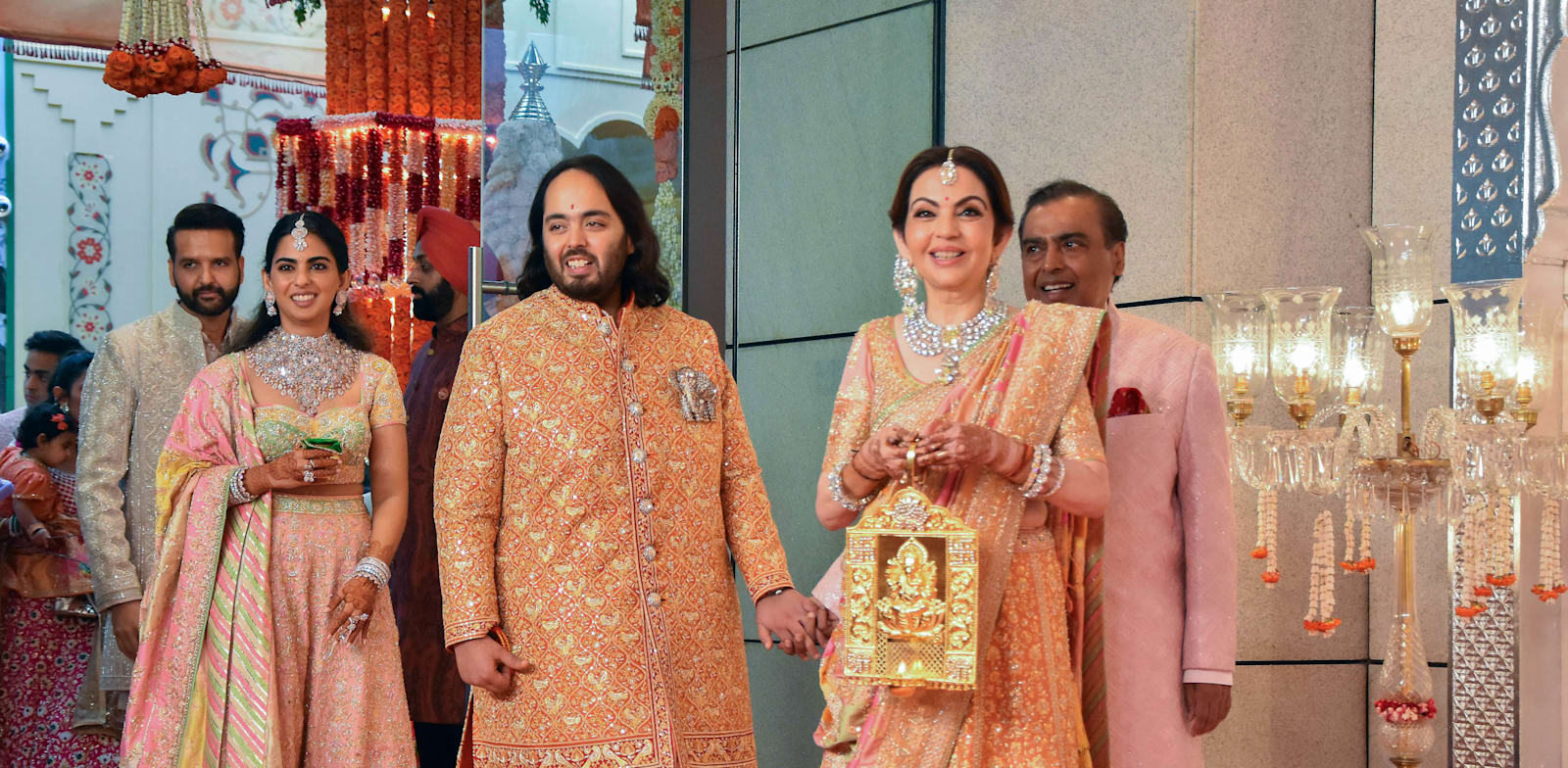 "משפחת אמבאני בחתונה בסוף השבוע. פאר שלא נראה בהודו מימי האמפריה / צילום: Reuters, Rajanish Kakade"