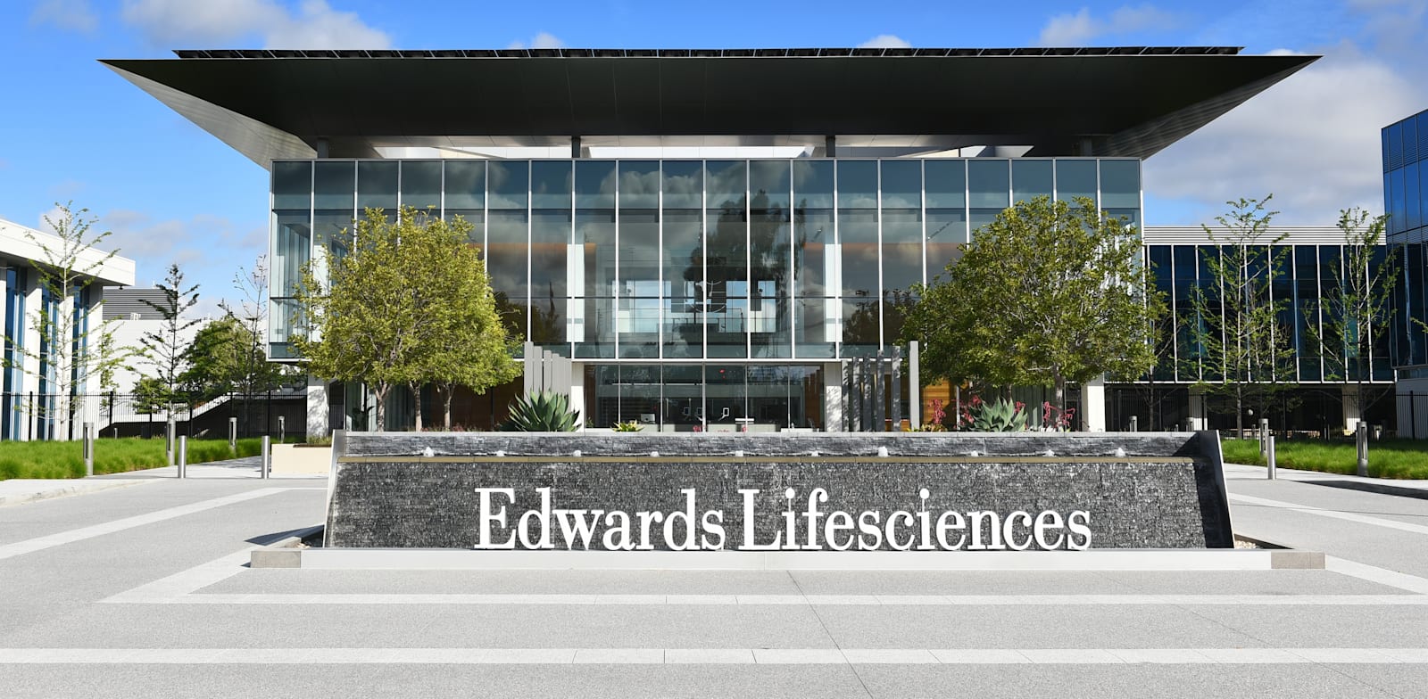 "חברת Edwards Lifesciences / צילום: Shutterstock, Steve Cukrov"