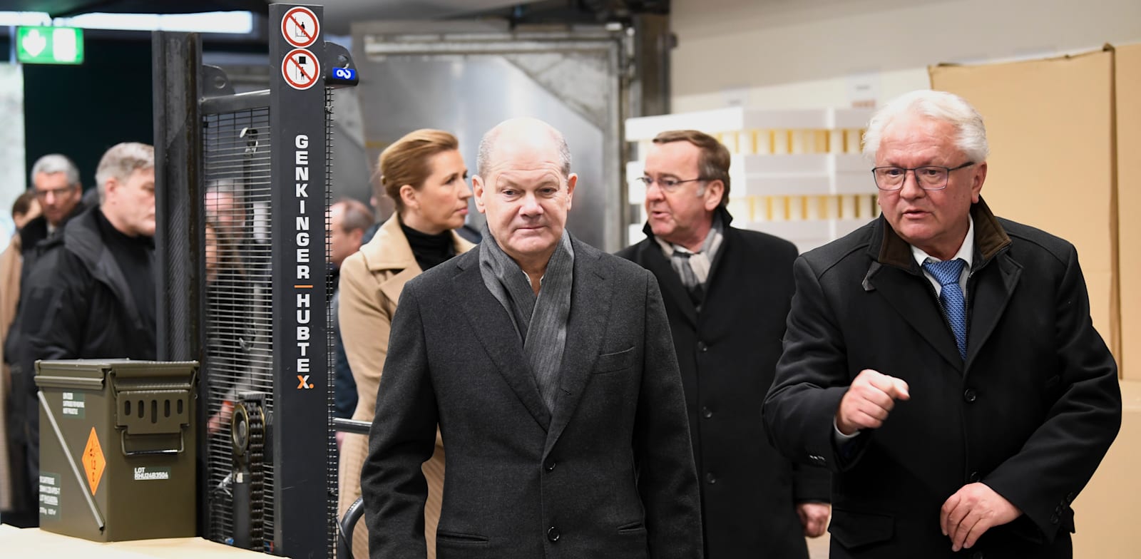 "מנכ''ל ''ריינמטאל'' ארמין פאפרגר, שהיה היעד לתוכנית ההתנקשות, לצד קנצלר גרמניה אולף שולץ / צילום: ap, Fabian Bimmer"