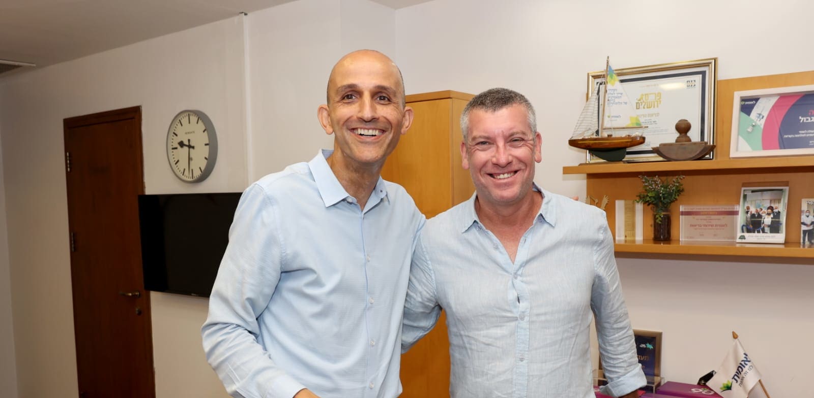 מימין ליאור שטרסברג מנכ״ל מט״ב משמאל, חיים פרננדס מנכ״ל קופת חולים לאומית / צילום: איציק בירן