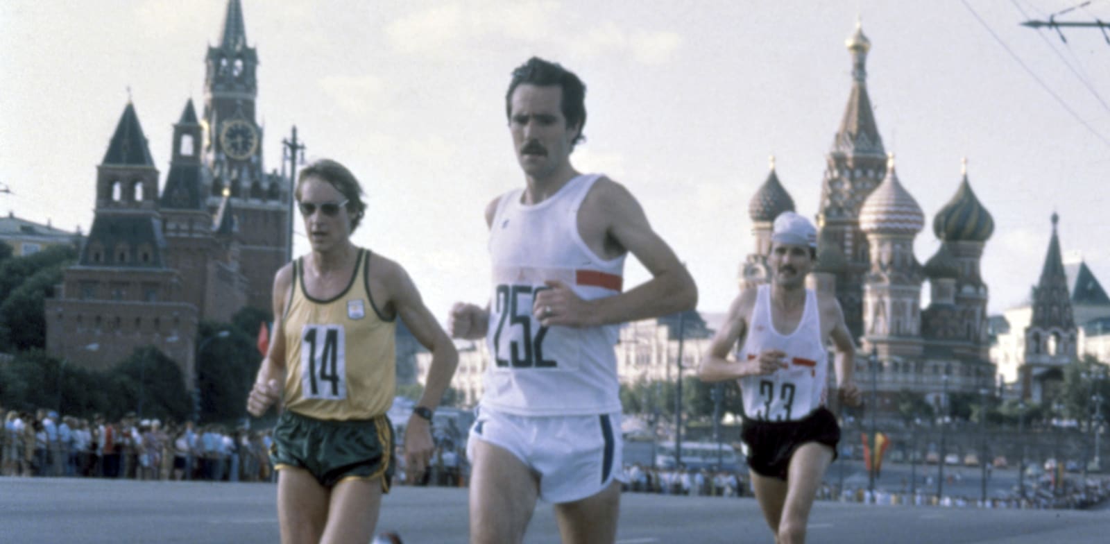 רצי מרתון בכיכר האדומה במוסקבה, 1980. רוב המדינות הדמוקרטיות החרימו את האולימיפיאדה / צילום: ap