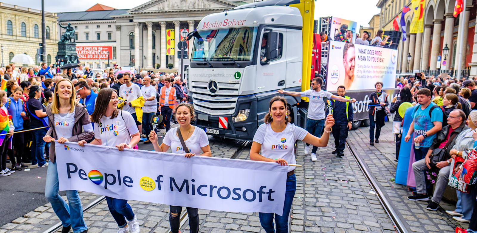 ''הגיוון לא חשוב כמו שהיה ב־2020''. נציגות מיקרוסופט במצעד הגאווה במינכן / צילום: Shutterstock