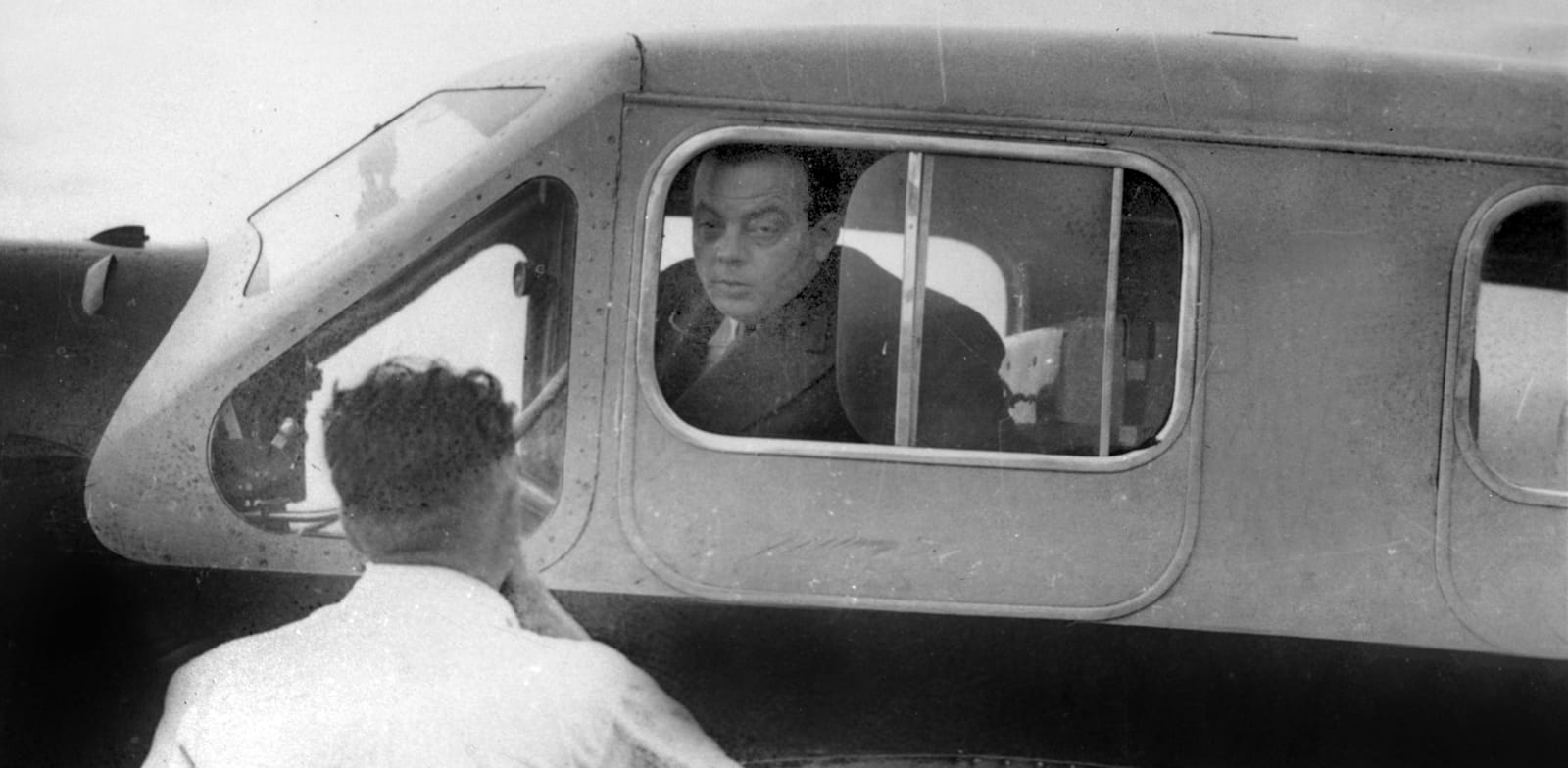 "אנטואן דה סנט–אכזופרי במטוס. בין הבדידות והאלימות / צילום: Reuters, Bridgeman Images"