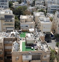 דודי השמש תופסים את החלל על גגות הבניינים בישראל / צילום: גיא ליברמן