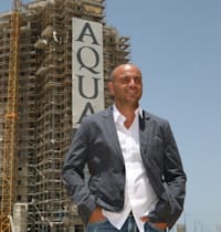 אלון עמרם, יו''ר עמרם אברהם, ופרויקט של החברה בחדרה / צילום: עינת לברון
