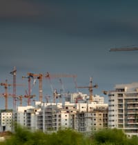 קונים בפריפריה בתקווה שהמדינה תשפוך הטבות. אתר בנייה באשקלון / צילום: Shutterstock, Yuri Dondish