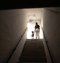 תושבי אשקלון בכניסה למקלט בעת מטח רקטות / צילום: Reuters, Ronen Zvulun