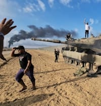 מחבלים שנכנסו לישראל דרך גדר ההפרדה הפרוצה / צילום: ap, Hassan Eslaiah