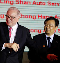 וורן באפט בביקור במשרדי חברת BYD בסין / צילום: ap, Kin Cheung