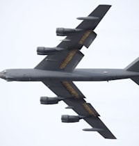 מטוס B-52 שנושא עליו את טילי המיקרו־גל / צילום: Reuters, Michael Clevenger / Courier Journal / USA TODAY NETWORK