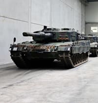 טנקי Leopard 2 במפעל נשק גרמני. ''מוכנות מיידית'' / צילום: Associated Press, FABIAN BIMMER