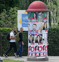 כרזות של מועמדים פולנים לפרלמנט האירופי, סמוך לוורשה / צילום: ap, Czarek Sokolowski
