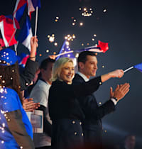 מארין לה פן (משמאל) יו''ר מפלגת הימין הקיצוני בצרפת וז'ורדן ברדלה, מועמד מפלגתה של לה פן לראשות הממשלה, באירוע תמיכה / צילום: ap, Daniel Cole