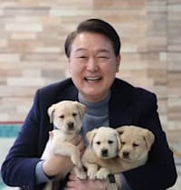 נשיא דרום קוריאה יון סוק יאול (Yoon Suk Yeol) מצטלם בבית ספר לכלבים / צילום: משרד הנשיאות הדרום קוריאני נשיא דרום קוריאה יון סוק יאול (Yoon Suk Yeol) מצטלם בבית ספר לכלבים / צילום: משרד הנשיאות הדרום קוריאני