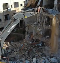 הריסה של בניין במסגרת פרויקט פינוי־בינוי / צילום: גל פליבה