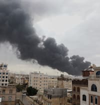 תיעוד מתקיפות קודמות: הפצצת שדה התעופה של צנעא על־ידי חיל האוויר / צילום: Associated Press, Osamah Abdulrahman