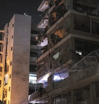 הפגיעה בבניין בבת ים מטיל איראני / צילום: Reuters, Anadolu Agency