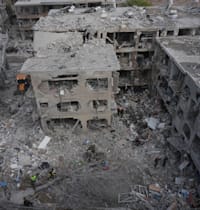 הפגיעה בבת ים ממתקפת הטילים האיראנית / צילום: ap, Ariel Schalit