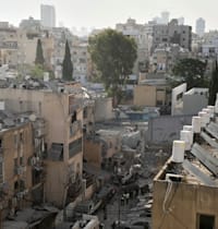 פגיעת טיל איראני באזור מגורים בבני ברק / צילום: ap, Leo Correa