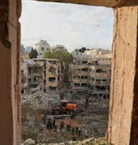 כוחות הצלה פועלים באזור בו נפל טיל איראני בתל אביב / צילום: ap, Baz Ratner
