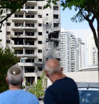 הבניין בפתח תקווה שנפגע פגיעה ישירה מטיל איראני / צילום: Reuters, Matan Golan / SOPA Images