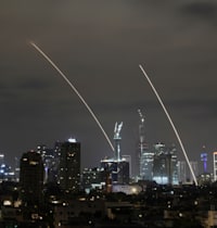 יירוטים של מערכת ההגנה הישראלית בעקבות ירי מאיראן / צילום: ap, Leo Correa