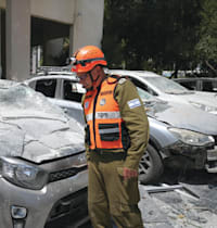 רכב שנפגע מנפילת טיל בחולון / צילום: Reuters, Anadolu via Reuters Connect