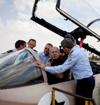 רה''מ נתניהו, שר הביטחון דאז ברק והרמטכ''ל גבי אשכנזי.  בבסיס חצרים, אוגוסט 2009 / צילום: Reuters, POOL New