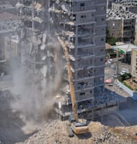 בניין בבת ים שספג פגיעה ישירה מטיל איראני / צילום: ap, Ohad Zwigenberg