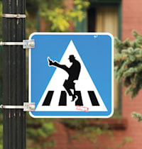 שלט בהשראת The Ministry of Silly Walks של מונטי פייתון. מחקרים ממליצים לצאת מאזור הנוחות ולגוון את ההליכה / צילום: Shutterstock