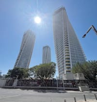 המגדלים בכיכר המדינה. חלק מהבעלים החלו למכור את הדירות / צילום: מאיה לוין