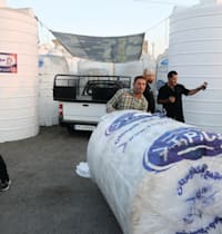 מצטיידים במכלי מים בטהרן / צילום: Reuters, Majid Asgaripour