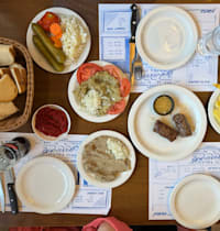 ארוחה בקפה גלידה יונק / צילום: קרן שביט