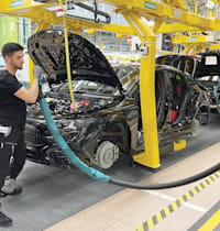 מפעל מרצדס־בנץ. תעשיית הרכב הגרמנית היא בין הנפגעות העיקריות מהמשבר הכלכלי / צילום: Reuters, Christoph Steitz