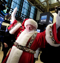 סנטה קלאוס מבקר ברצפת המסחר של הבורסה בניו יורק / צילום: ap, Richard Drew
