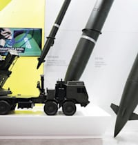 משגר רקטות של חברת אלביט בתערוכת נשק ביוון, מאי 2025 / צילום: Reuters, Louiza Vradi