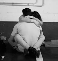 זוג מתחבק בחניון תת-קרקעי בתל אביב בעת התקפת טילים מאיראן / צילום: ap, Ohad Zwigenberg