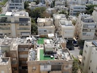 דודי השמש תופסים את החלל על גגות הבניינים בישראל / צילום: גיא ליברמן