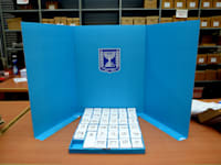 פתקיות בקלפי / צילום: איל יצהר