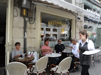 רשות המסים הודיעה כי תגבה 17% מע''מ מהטיפים של המלצרים / צילום: איל יצהר