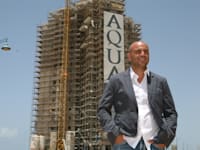 אלון עמרם, יו''ר עמרם אברהם, ופרויקט של החברה בחדרה / צילום: עינת לברון