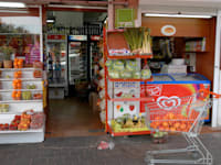 מכולת שכונתית / אילוסטרציה: תמר מצפי