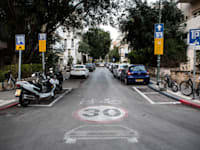 תמרור האטה על כביש עירוני בתל אביב / צילום: שלומי יוסף