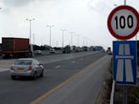 תמרור הגבלת מהירות בכביש מהיר / צילום: אייל פישר