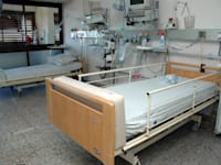 מיטת אישפוז בבית לוינשטיין / צילום: תמר מצפי