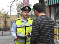 שוטר נותן דוח תנועה / צילום: תמר מצפי