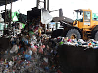 פינוי פסולת. מסתמכים על הטמנה / צילום: גלעד קוולרצ'יק