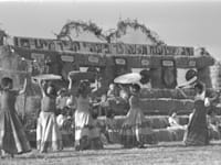 חג שבועות, קיבוץ עין המפרץ בשנת 1979 / צילום: יעקב סער - לע''מ