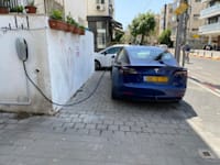 טסלה בעמדת טעינה פרטית בתל אביב / צילום: בר לביא