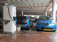 עמדת טעינה ציבורית. שחקניות חדשות נכנסו / צילום: Shutterstock